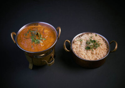 16. Kylling Curry /249,-Kylling tilberedt i fyldig løk, tomat og nøtter saus. Chicken cooked in onion, tomato, nutty sauce. *Lactose, Nuts